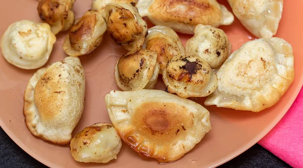 Gebratene Ravioli Auf Einem Teller Gebratene Torten — Stockfoto