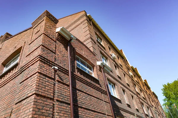 Edificio Residencial Ladrillo Rojo Varios Pisos Contra Cielo Azul Naturaleza —  Fotos de Stock