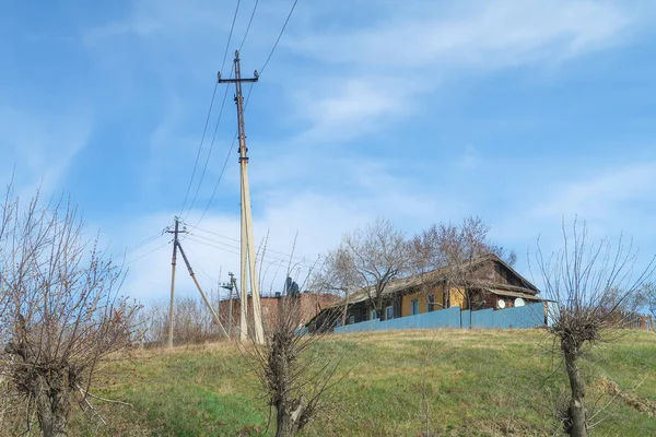 Une Maison Campagne Dresse Sur Une Colline Verte Sur Fond — Photo