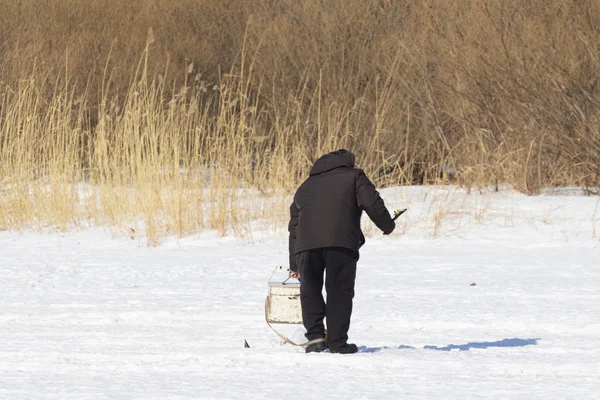 Pescador Sobre Hielo Invierno Paisaje — Foto de Stock