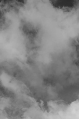 Bulutlar ile gökyüzü. Siyah beyaz fotoğraf.