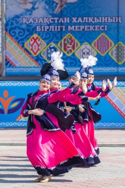 Petropavlovsk, Kazakistan-1 Mayıs 2019: Kazakistan halklarının Ulusal kostümleri şarkıları ve dansları. 1 Mayıs Kazakistan Insanlar Birliği günü.