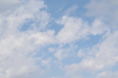 Beyaz bulutlarla mavi gökyüzü. Yaz günü açık. Mükemmel masaüstü duvar kağıdı.