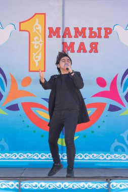 Petropavlovsk, Kazakistan-1 Mayıs 2019: Kazakistan halklarının Ulusal kostümleri şarkıları ve dansları. 1 Mayıs Kazakistan Insanlar Birliği günü.