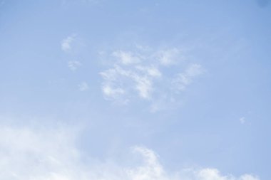 Açık bir günde bir arka plan olarak mavi gökyüzü.