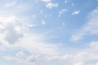 Beyaz Cumulus bulutlar ile mavi gökyüzü. Arka plan gökyüzü bulutlar.