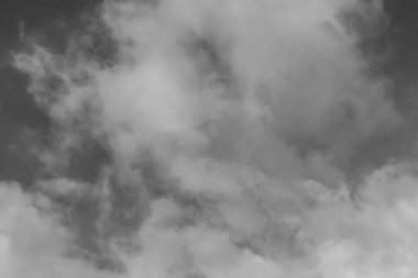 Bulutlar ile gökyüzü. Siyah beyaz fotoğraf.