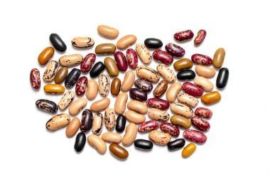 Beyaz arkaplanda izole edilmiş fasulye.