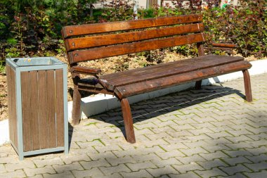 Güneş ışığının altındaki ahşap bank. Yaz Parkı.