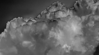 Beyaz bulutların üzerinde karanlık bir gökyüzü, tek renkli.