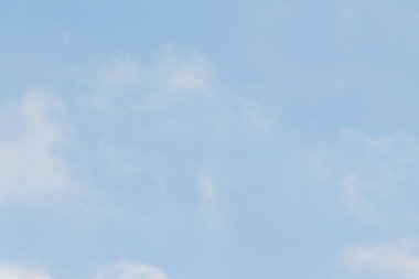 Mavi gökyüzünde beyaz bulutlar, güneşli havalarda gün bahar.