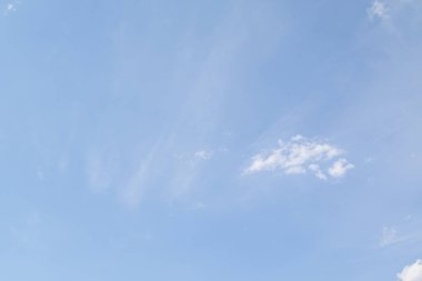 Mavi gökyüzünde beyaz bulutlar, gündüz. Duvar Kağıdı.