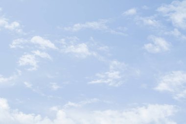 Açık bir günde bir arka plan olarak mavi gökyüzü.