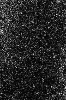 Su sıçramaları, beyaz bokeh, karanlık bir arka planda odak dışında bulanık arka plan.