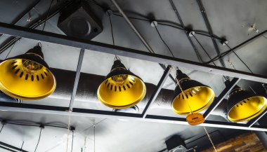 Tavanda eski lambalar avizeler üretimi.