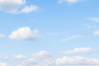 Cumulus bulutlar yoğun, parlak beyaz bulutları ile gün içinde önemli dikey gelişim ile. Mavi gökyüzünde beyaz bulutlar.