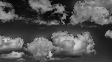 Beyaz bulutların üzerinde karanlık bir gökyüzü, tek renkli.