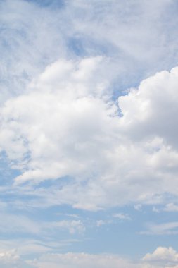 Beyaz Cumulus bulutlar ile mavi gökyüzü. Arka plan gökyüzü bulutlar.