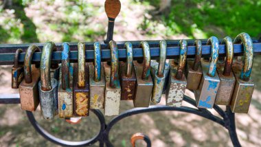 Çitte asılı aşk kalesi.