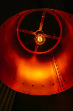 Tavanda eski lambalar avizeler üretimi.