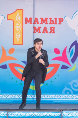 Petropavlovsk, Kazakistan-1 Mayıs 2019: Kazakistan halklarının Ulusal kostümleri şarkıları ve dansları. 1 Mayıs Kazakistan Insanlar Birliği günü.