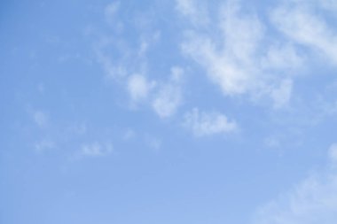 Açık bir günde bir arka plan olarak mavi gökyüzü.