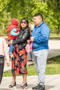 Petropavlovsk, Kazakistan-1 Haziran 2019: Uluslararası Çocuk günü. Şehir sokaklarında okul öğrencileri geçit töreni. Ulusal tatil kıyafetlerinin içinde çocuklar ve ebeveynler. Dans tatil şarkıları.