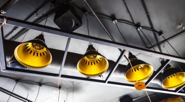 Tavanda eski lambalar avizeler üretimi.