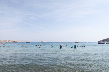 Şarm El-Şeyh, Mısır-11 Kasım 2017: Sharm El-Sheikh, Egypt 'te Naama Körfezi Denizi Plajı. İnsanlar yıkanmak, dinlenmek. Tekneler denizde yelken.