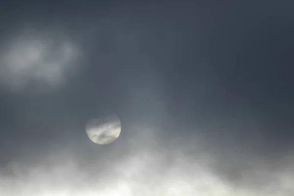 태양은 어두운 구름으로 구름에서 Defocused — 스톡 사진