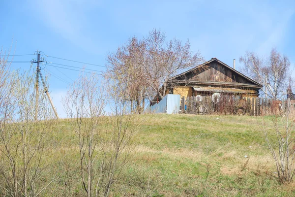 Ein Landhaus Steht Auf Einem Grünen Hügel Vor Blauem Himmel — Stockfoto