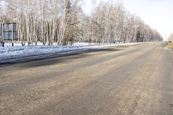 Дорога асфальта в небо через лес, зимний пейзаж
.