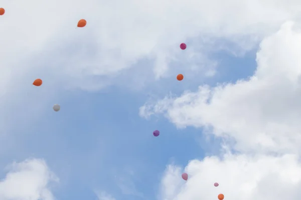 Veelkleurige Ballonnen Vliegen Tegen Blauwe Lucht Met Wolken — Stockfoto