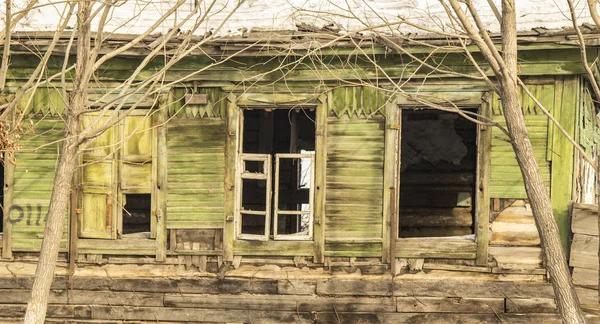Starý Dřevěný Dům Bez Oken Zimy — Stock fotografie