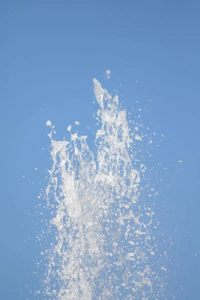 Spray Vatten Fontän Mot Den Blå Himlen Vatten Stänk Inte — Stockfoto