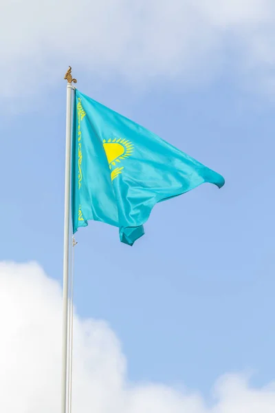 Bandeira República Cazaquistão Contra Céu Azul Vento — Fotografia de Stock