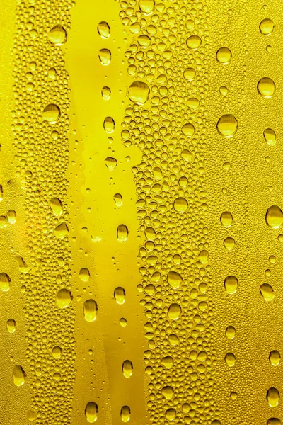 Gotas Agua Vaso Cerveza Fondo Amarillo Fondo Nebuloso — Foto de Stock