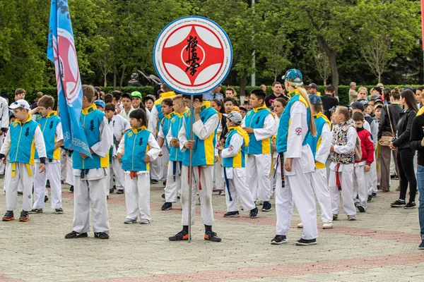 哈萨克斯坦彼得罗巴甫洛夫斯克 2019年6月1日 国际儿童节 学生们的游行队伍穿过城市的街道 孩子和父母穿着国定假日的衣服 跳舞的节日歌曲 — 图库照片