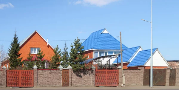 ペトロパブロフスク カザフスタン 2019年5月2日 青空にフェンスを持つ家 春の風景 — ストック写真