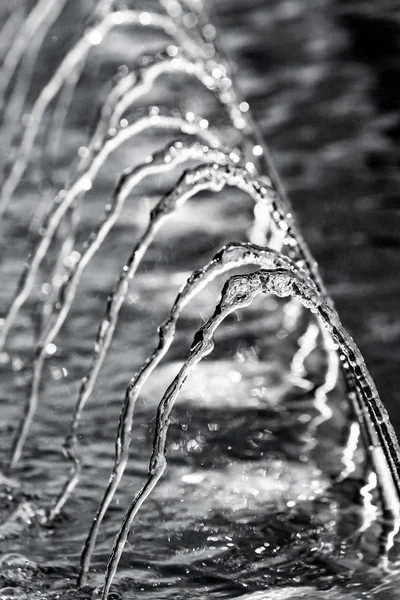 Grandes Gotas Agua Salpicando Fondo Con Fondo Borroso —  Fotos de Stock