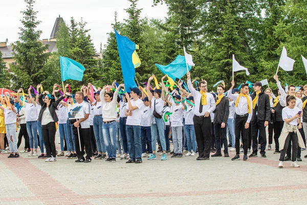 Petropavlovsk, Kazakistan-1 Haziran 2019: Uluslararası Çocuk günü. Şehir sokaklarında okul öğrencileri geçit töreni. Ulusal tatil kıyafetlerinin içinde çocuklar ve ebeveynler. Dans tatil şarkıları.