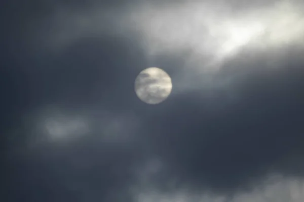 Zon Bedekt Met Donkere Wolken Zon Wolken Intreepupil — Stockfoto