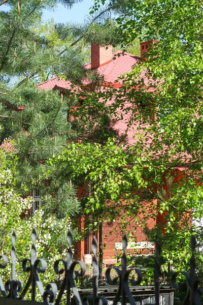 Brick House Metal Fence Spring Green Trees Park — Stock Photo, Image