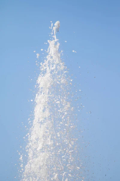 Spray Fontaine Eau Contre Ciel Bleu Les Éclaboussures Eau Sont — Photo