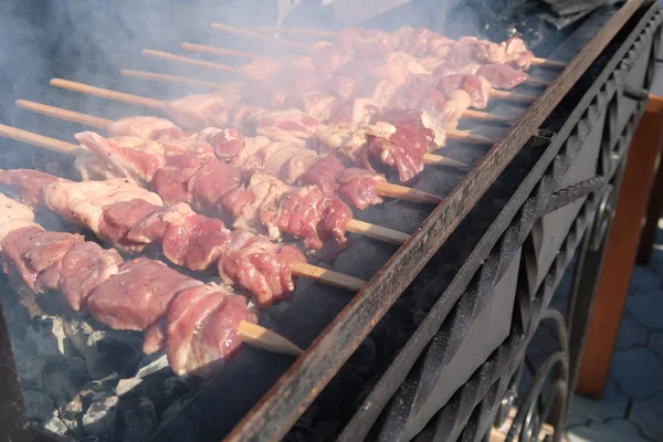 Espetos Carne Espetos São Cozidos Carvão Vegetal — Fotografia de Stock