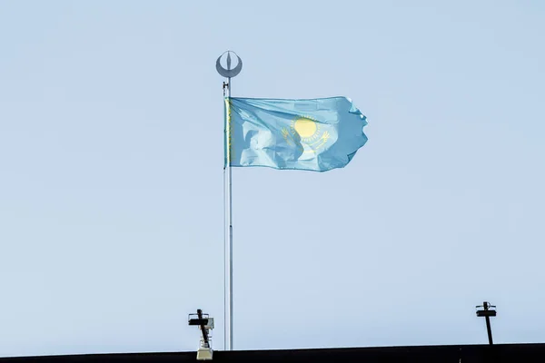 蓝色的天空映衬的哈萨克斯坦国旗 — 图库照片
