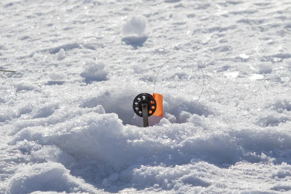 Caña Pescar Invierno Con Bandera Roja Río Nieve Invierno — Foto de Stock