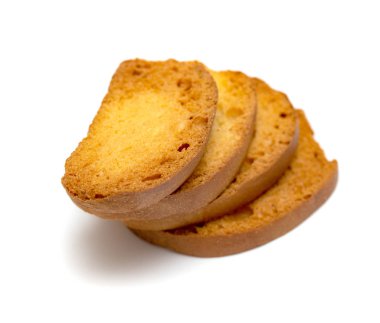 Beyaz bir arka planda kavrulmuş croutons, çavdar kraker.