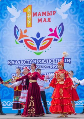 Petropavlovsk, Kazakistan-1 Mayıs 2019: Kazakistan halklarının Ulusal kostümleri şarkıları ve dansları. 1 Mayıs Kazakistan Insanlar Birliği günü.
