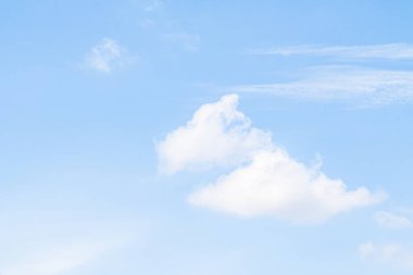Cumulus bulutlar yoğun, parlak beyaz bulutları ile gün içinde önemli dikey gelişim ile. Mavi gökyüzünde beyaz bulutlar.
